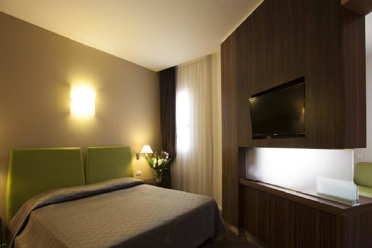 Down duvets, desk, soundproofing, free WiFi