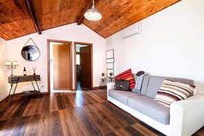 Habitación familiar, 1 cama de matrimonio con sofá cama, vistas al jardín | Edredones de plumas, escritorio, sistema de insonorización y wifi gratis
