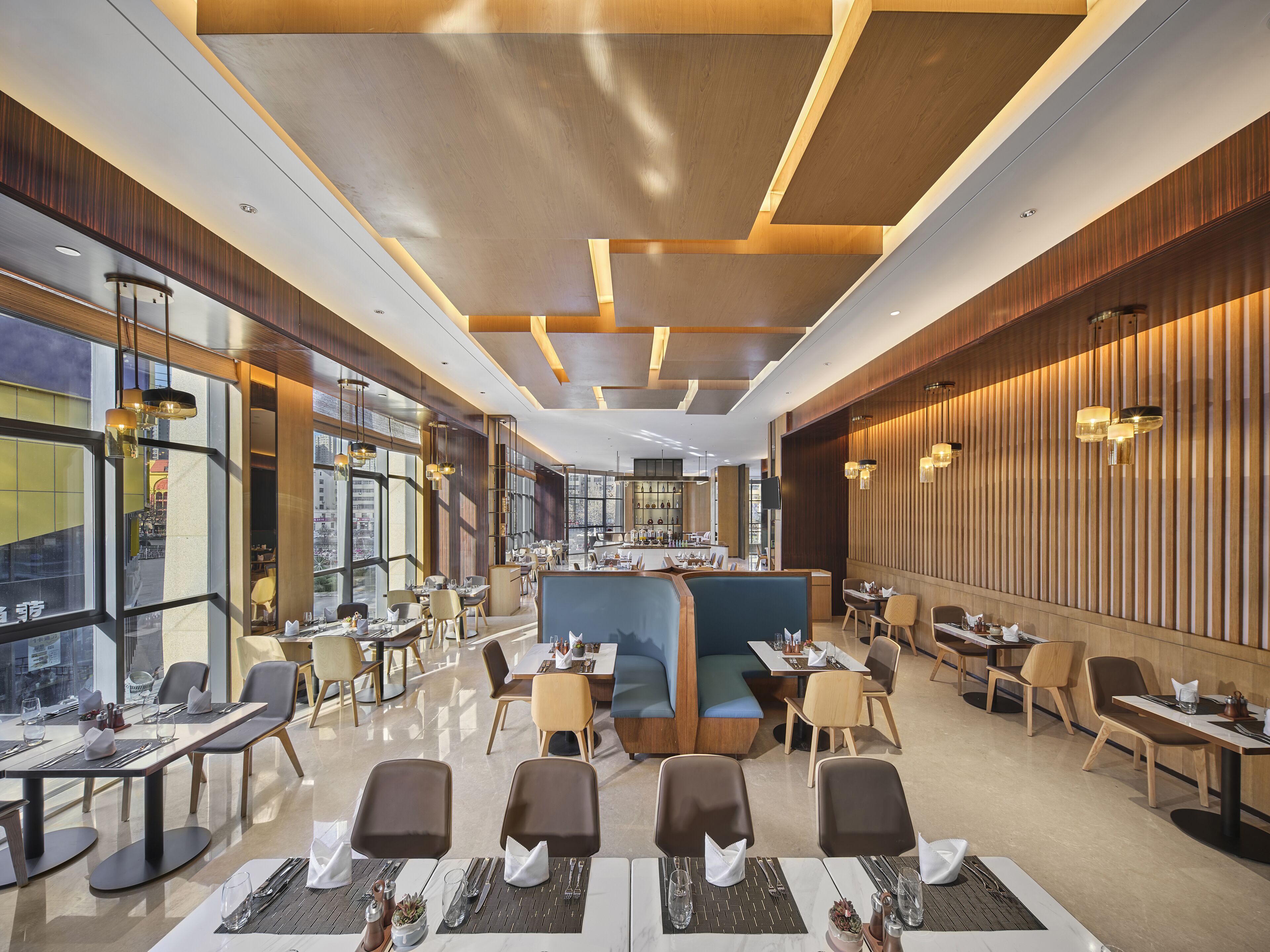 Daily buffet breakfast (CNY 68 per person)