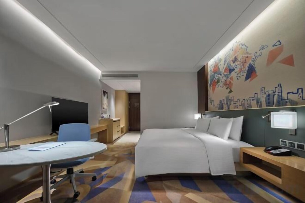 Hypo-allergenic bedding available, in-room safe, desk, laptop workspace