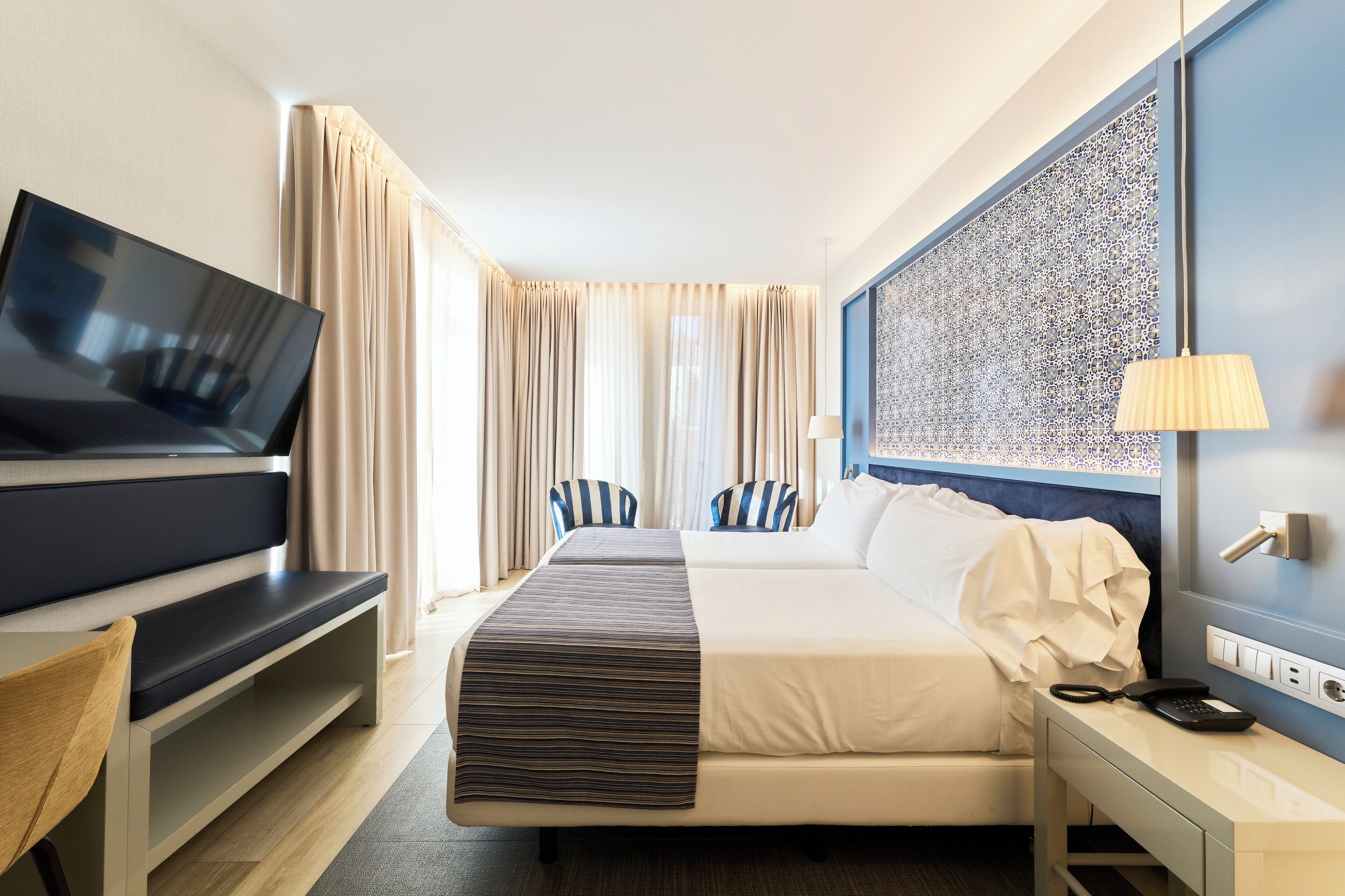 ميني بار وخزنة داخل الغرفة وطراز فريد لكل وحدة ومكتب