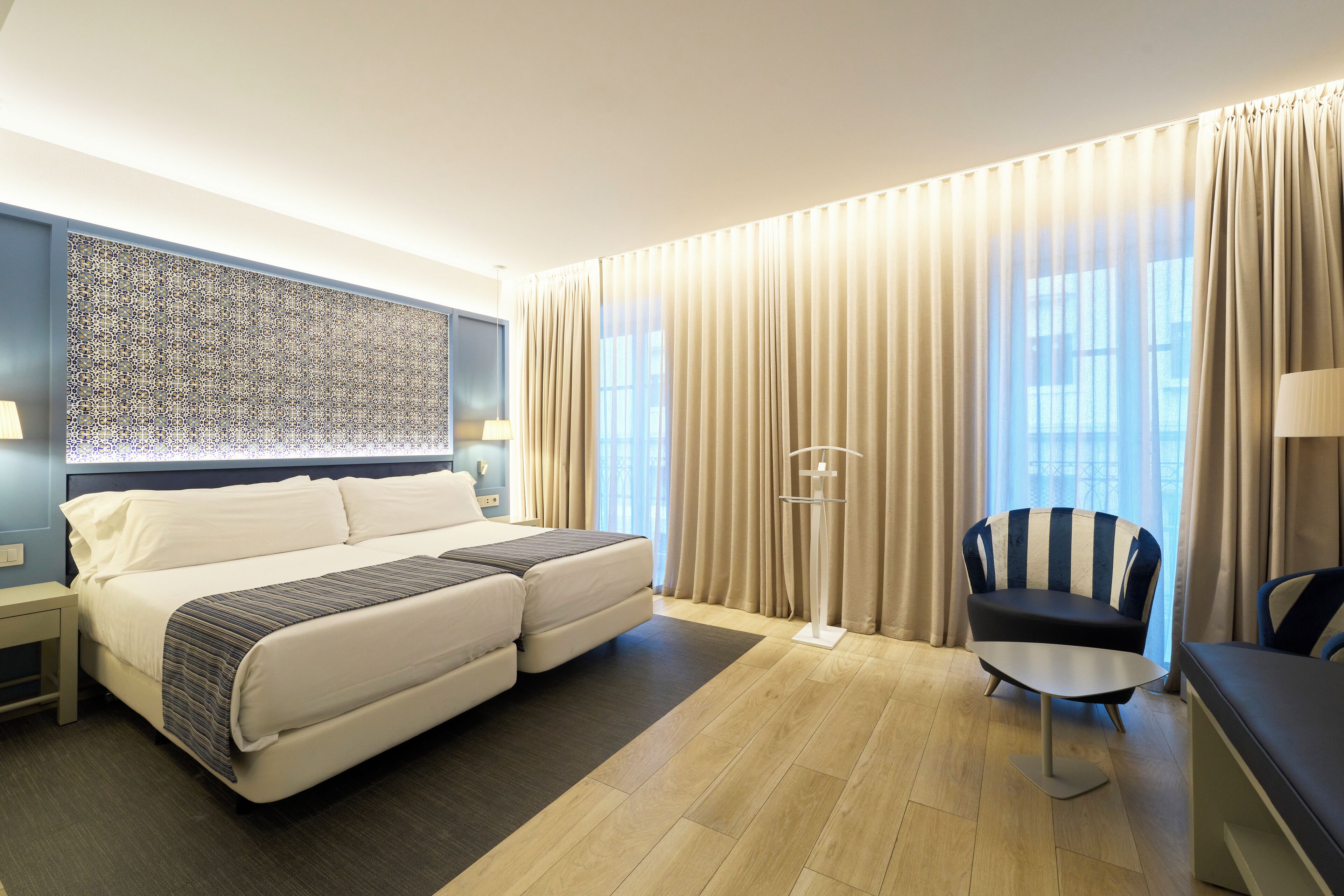 ميني بار وخزنة داخل الغرفة وطراز فريد لكل وحدة ومكتب