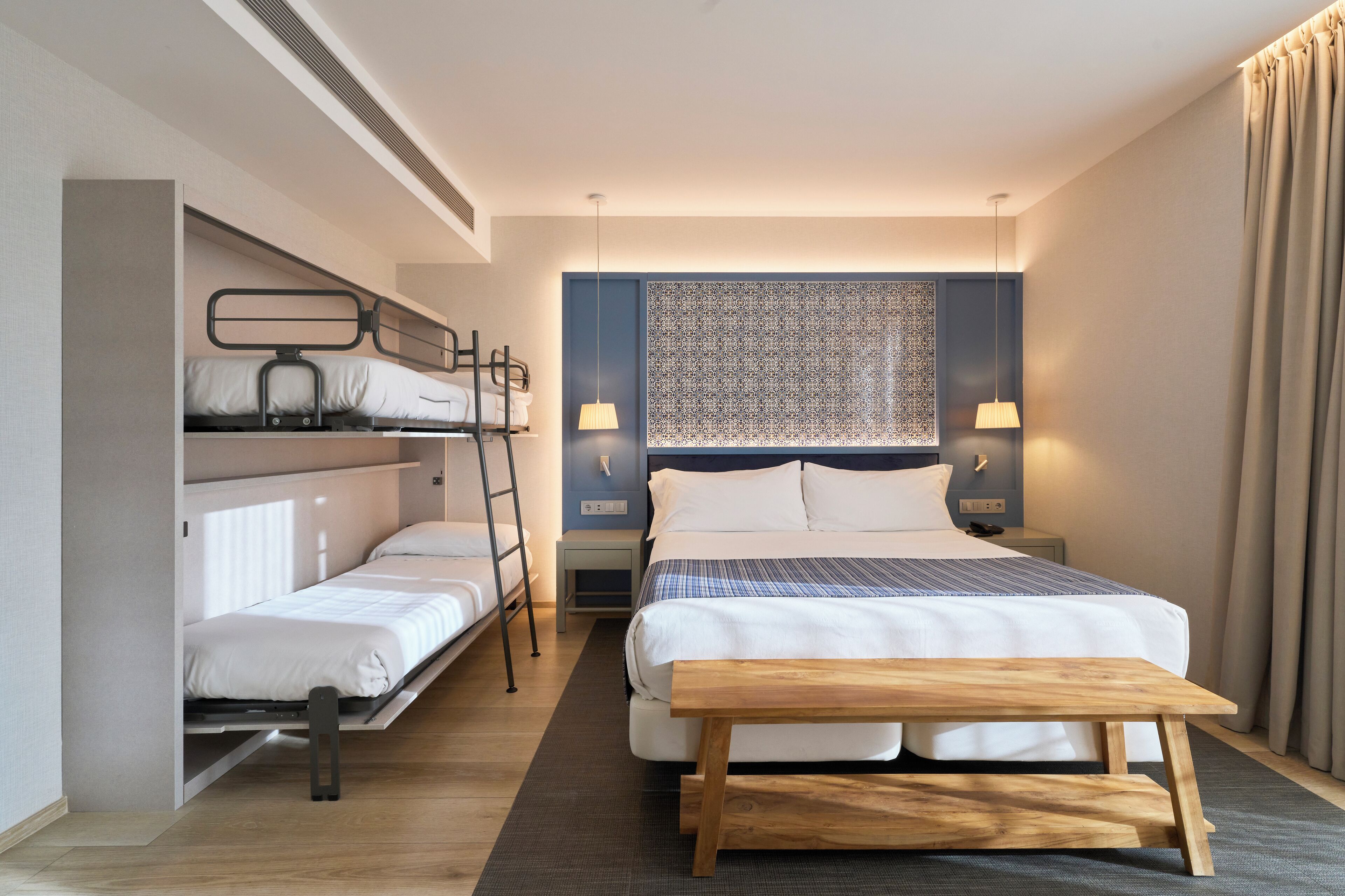 ميني بار وخزنة داخل الغرفة وطراز فريد لكل وحدة ومكتب