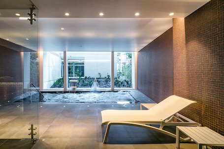 Un sauna, una bañera de hidromasaje