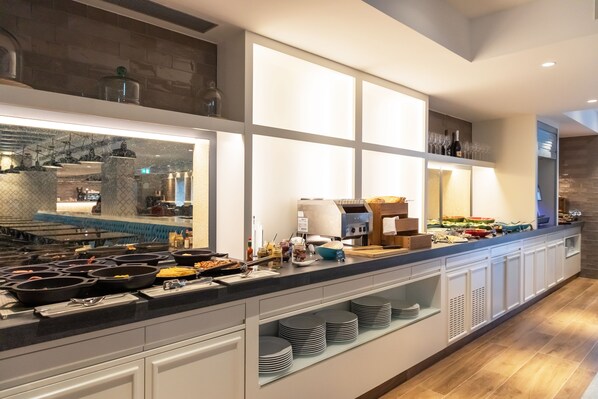 بوفيه فطور يوميًا بتكلفة قدرها (21 EUR للشخص)