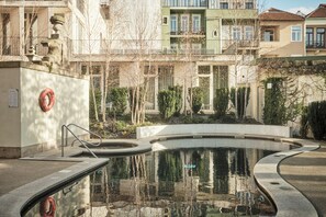 室外游泳池，提供日光浴躺椅