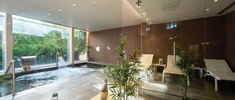 Sauna seca, banheira de hidromassagem