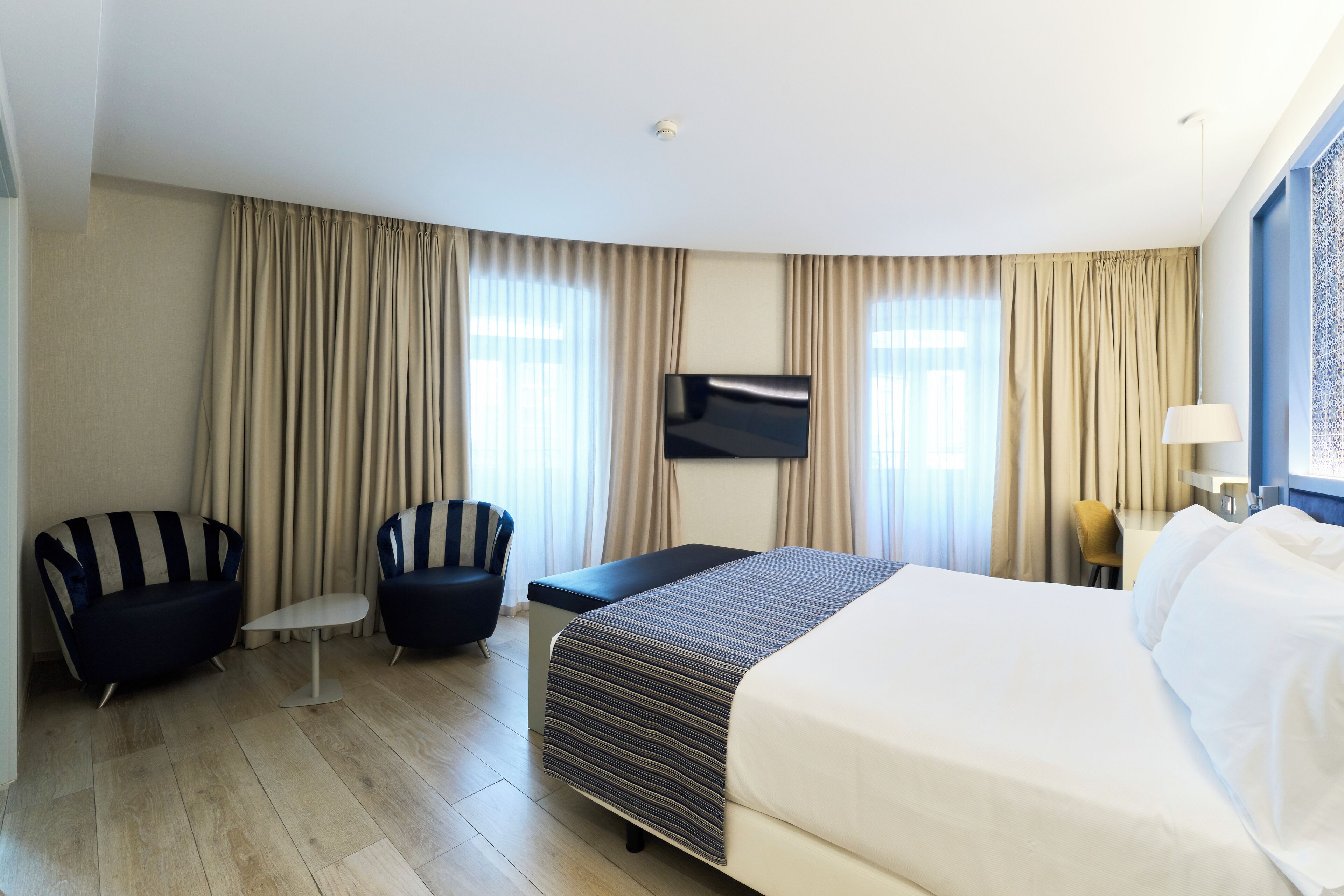 ميني بار وخزنة داخل الغرفة وطراز فريد لكل وحدة ومكتب