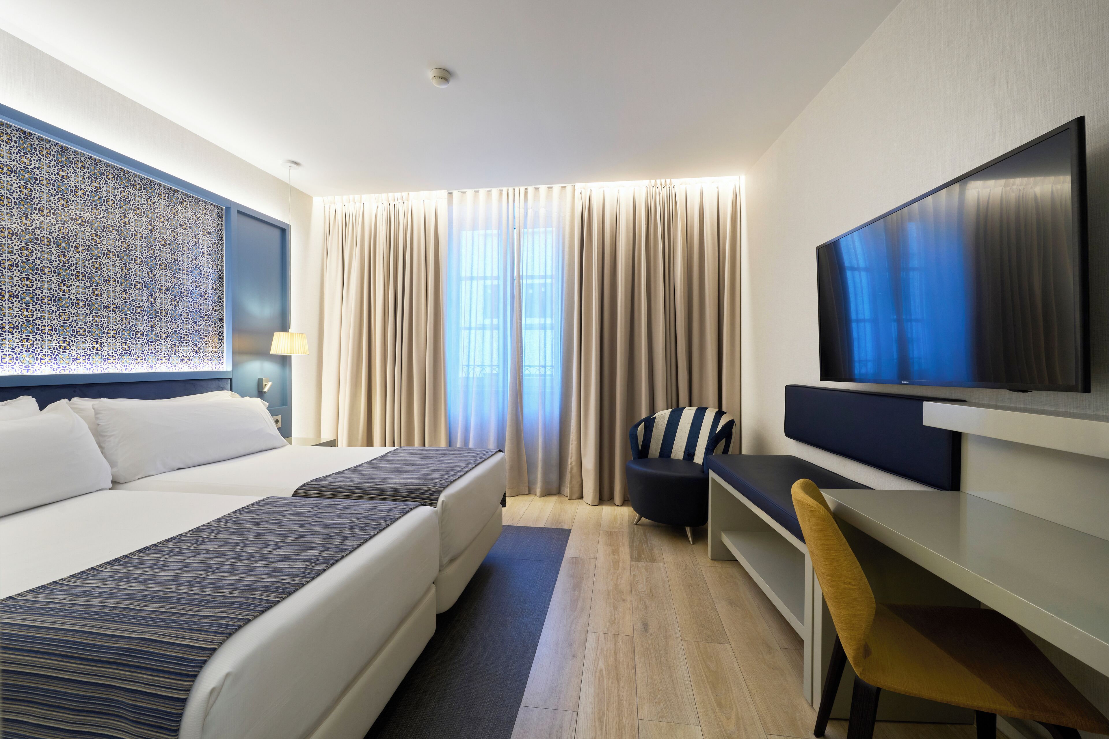 ميني بار وخزنة داخل الغرفة وطراز فريد لكل وحدة ومكتب