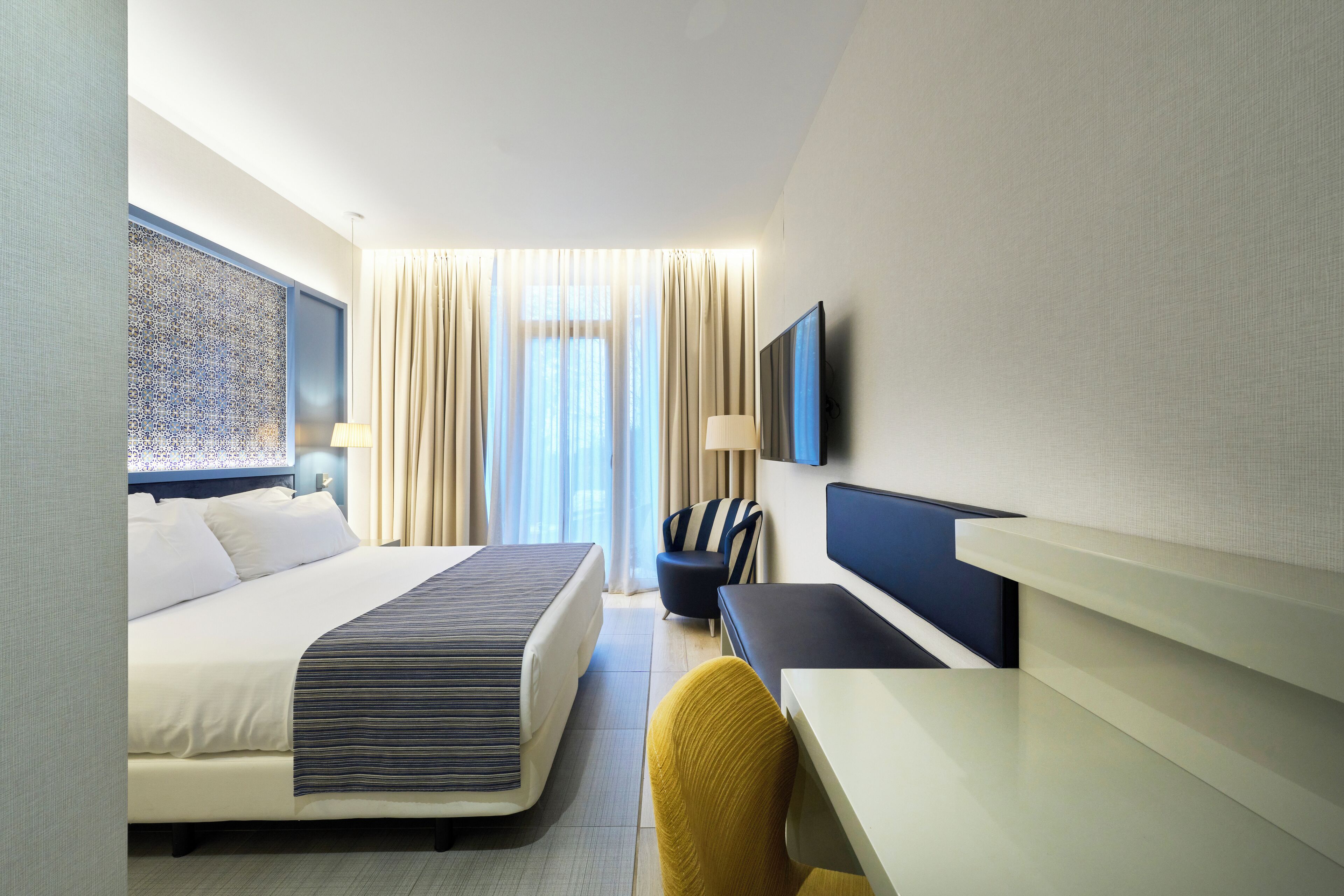 ميني بار وخزنة داخل الغرفة وطراز فريد لكل وحدة ومكتب