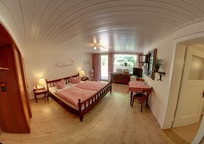 Free WiFi, bed sheets - Hotel Merkurwald-Restaurant Wolpertinger (Baden-Baden)