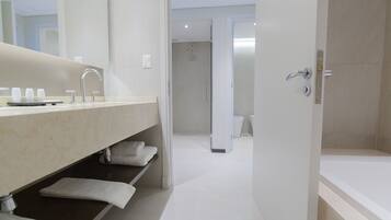 Suite, 1 kingsize bed, bubbelbad | Badkamer | Een haardroger, een bidet, handdoeken, zeep