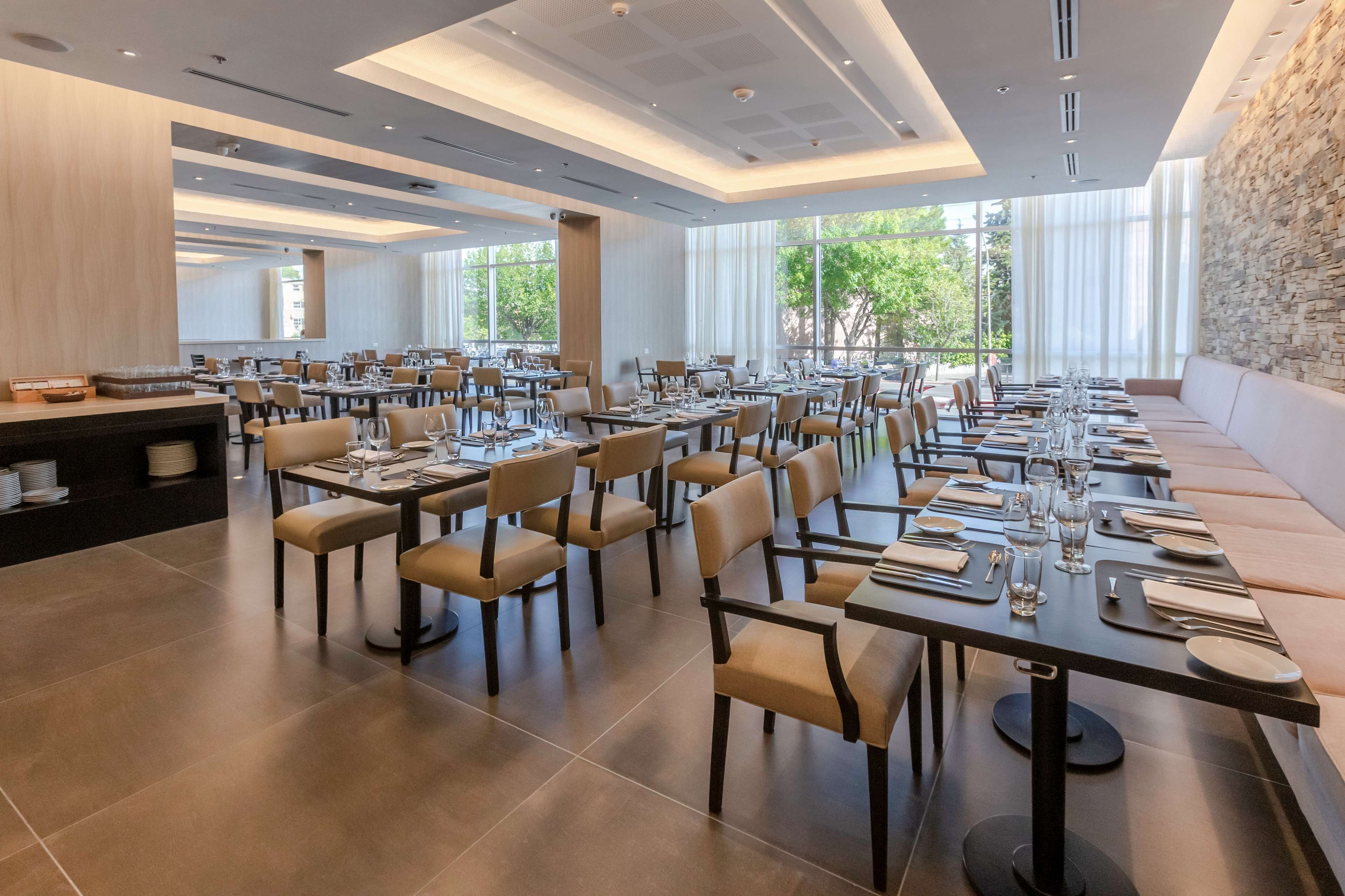 Petit déjeuner, déjeuner et dîner servis sur place