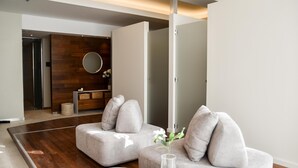 A modern living room with a sofa set, a coffee table, and a decorative vase. - Hilton Garden Inn Neuquen (Neuquén)