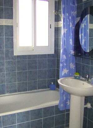 Bangalô, 2 quartos, acesso à piscina | Banheiro | Banheira, secador de cabelo, toalhas de banho 