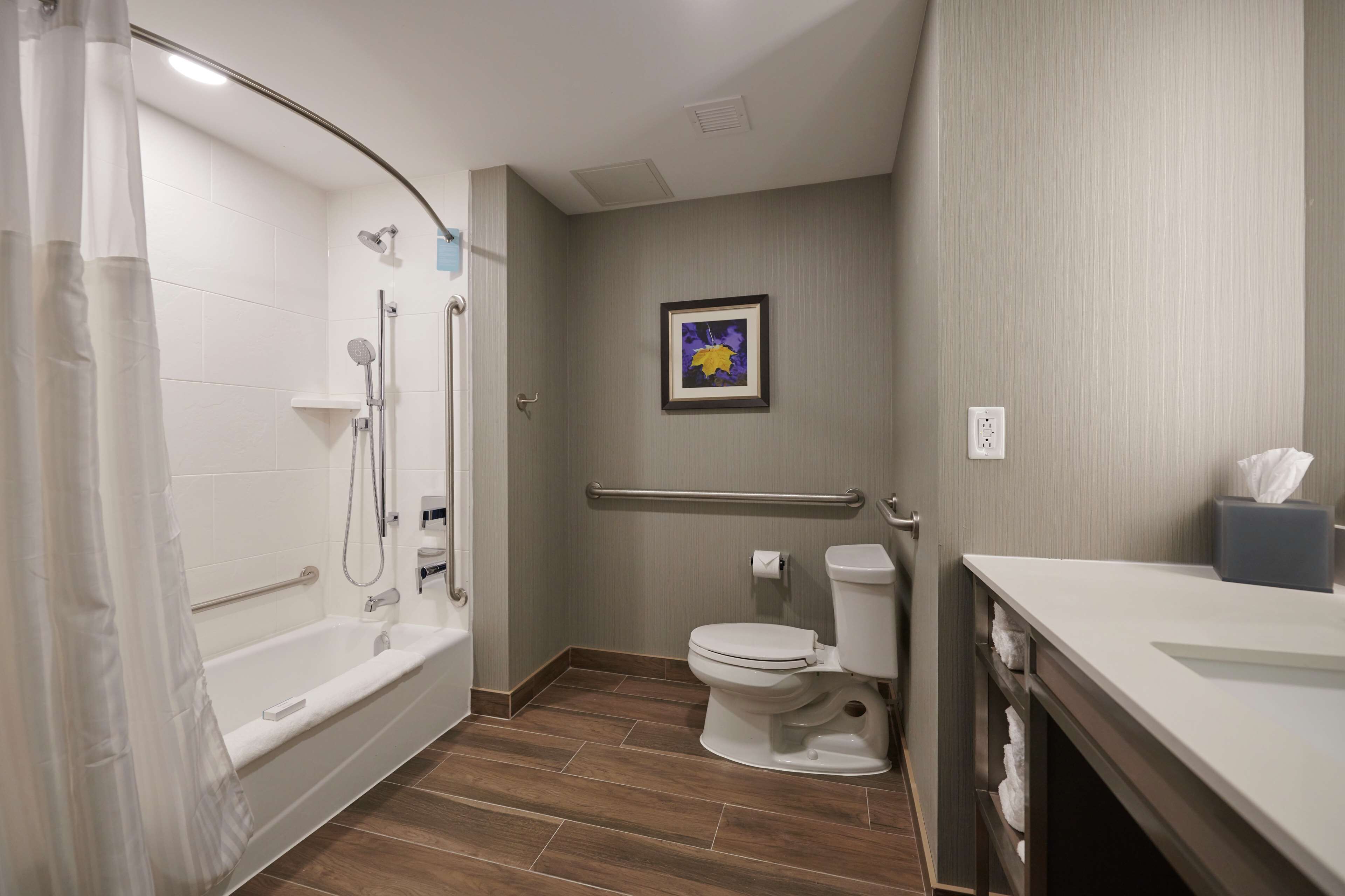 Une salle de bain avec une baignoire, des toilettes et un lavabo.