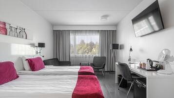 Habitación superior con 2 camas individuales | Escritorio, espacio para trabajar con laptop y cortinas blackout