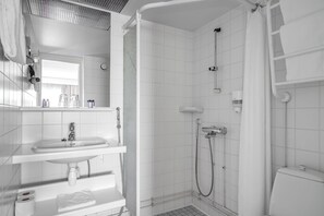 Superior Single Room | Bathroom | Shower, free toiletries, hair dryer, soap - Teatterihotelli Riihimäki (Riihimaki)