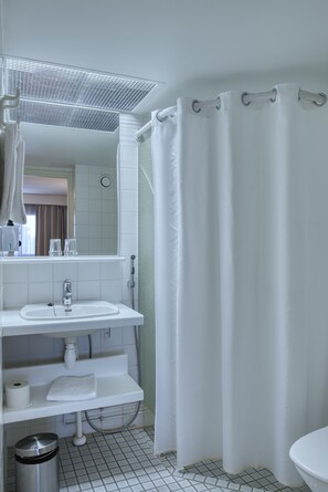 Shower, free toiletries, hair dryer, towels