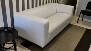 Comfort-Apartment, 2 Schlafzimmer | Wohnzimmer | Flachbildfernseher