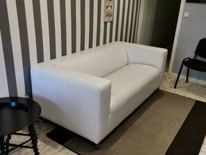 Apartamento conforto, 2 quartos | Sala de estar | TV de tela plana