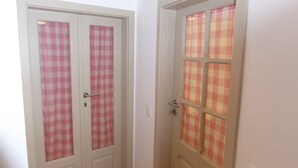 Familienapartment, 2 Schlafzimmer | Wohnbereich | Flachbildfernseher