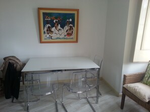 Apartamento luxo, 2 quartos | Área de estar | TV de tela plana