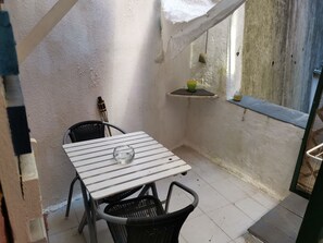 Apartamento conforto, 2 quartos | Ărea de estar | TV de tela plana