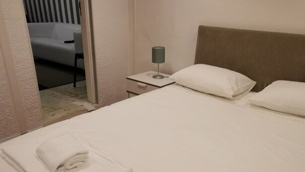 Comfort-Apartment, 2 Schlafzimmer | Bügeleisen/Bügelbrett, Babybetten, kostenloses WLAN, Bettwäsche
