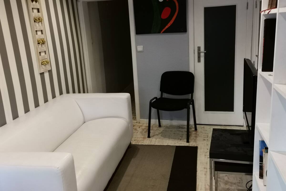 Comfort appartement, 2 slaapkamers | Woonruimte | Een flatscreentelevisie