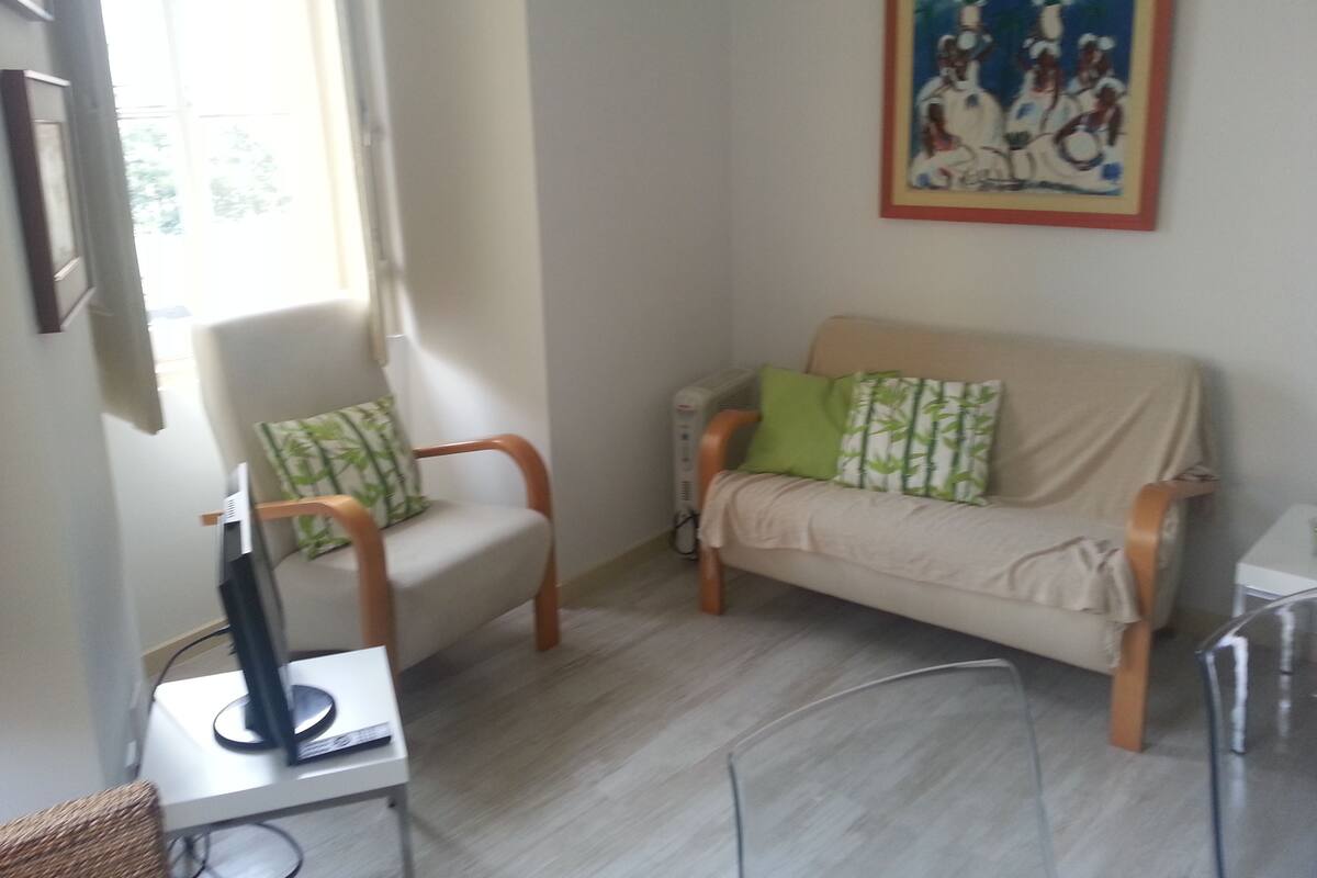 Deluxe appartement, 2 slaapkamers | Woonruimte | Een flatscreentelevisie