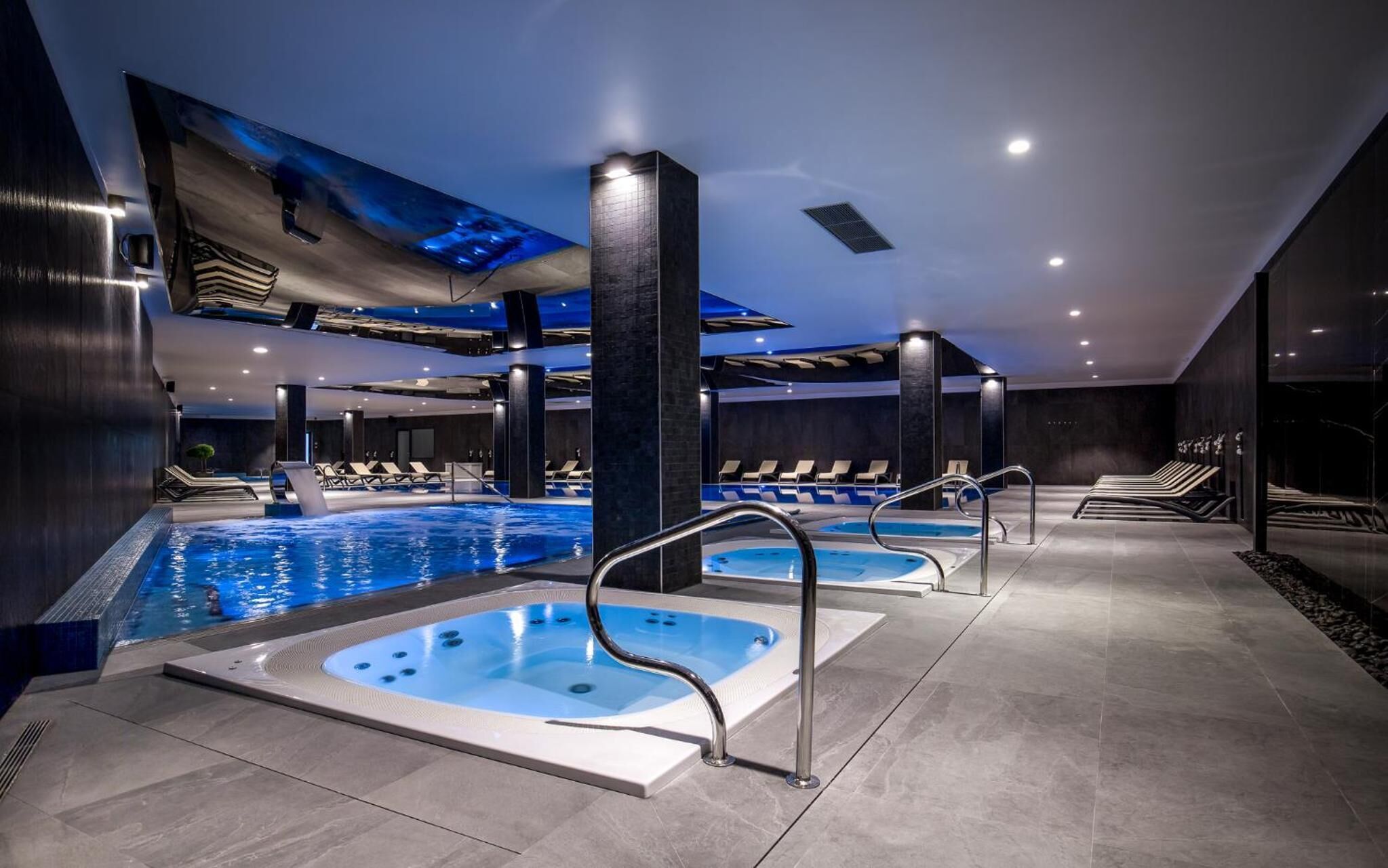 Indoor pool, seasonal outdoor pool, sun loungers