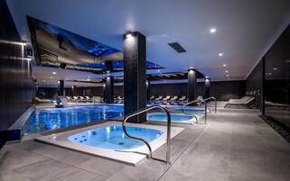 室内游泳池，季节性开放的室外游泳池，10:00 至 22:00 开放，日光浴躺椅