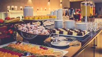 En buffet med et udvalg af mad og drikkevarer.