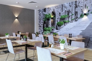 2 间餐厅，供应早餐、午餐和晚餐，意大利菜