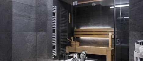 Un baño moderno con un espejo grande, un lavabo blanco y un mueble de tocador de madera.