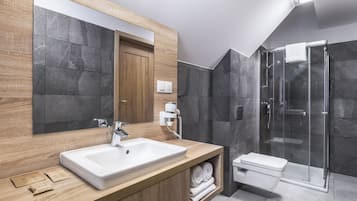 Departamento (Duplex) | Baño | Regadera, amenidades de baño gratuitas, secadora de cabello, toallas