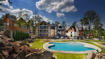 Indoor pool, seasonal outdoor pool, sun loungers
