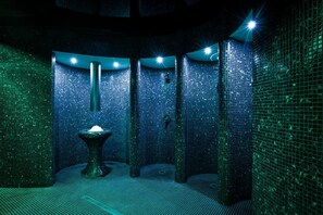 Sauna, bañera de hidromasaje, baño turco, 13 salas de tratamientos 