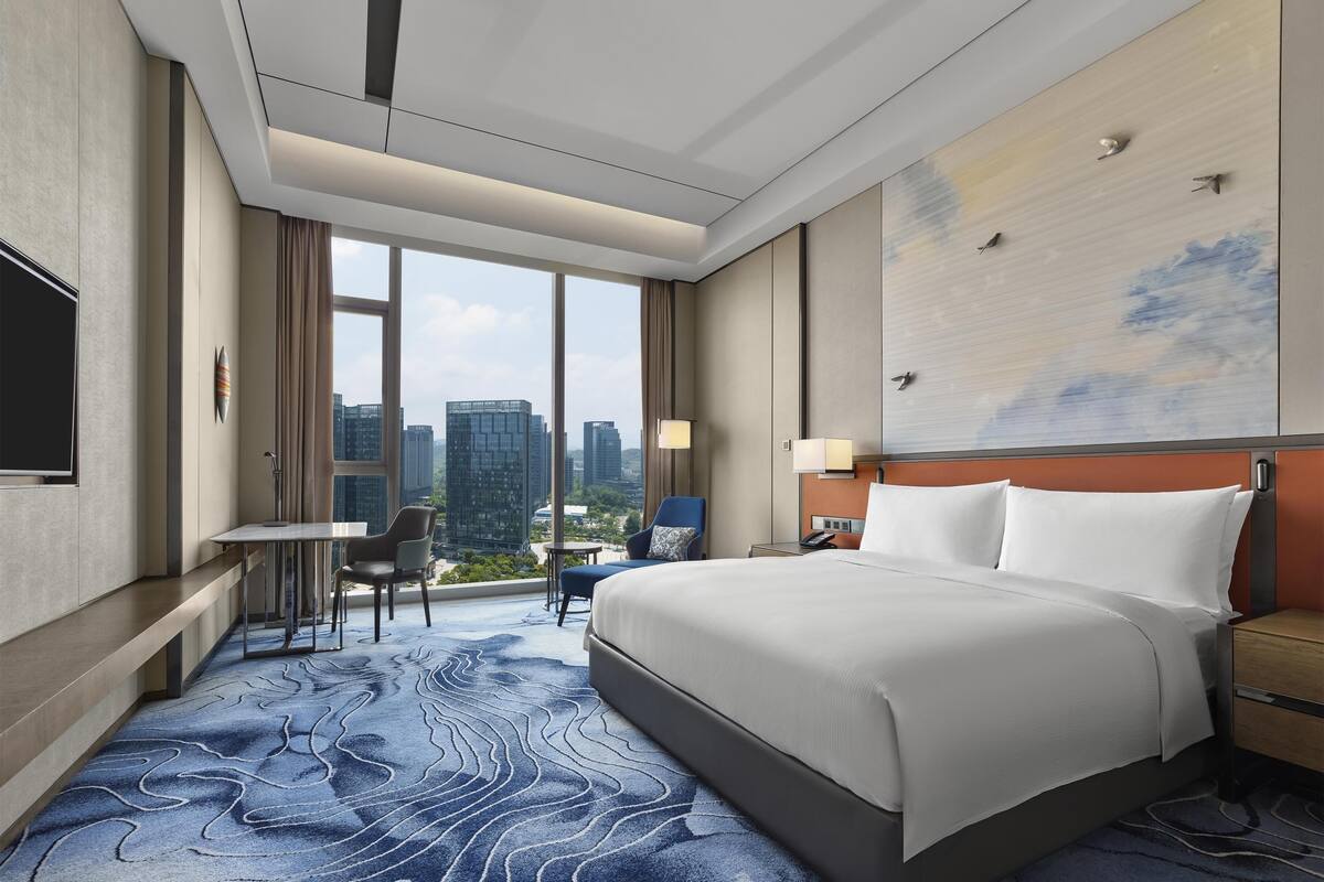 ๋๋ญ์ค ๋๋ธ๋ฃธ, ํน์ฌ์ด์ฆ์นจ๋ 1๊ฐ (King Guest Room High Floor) | 1 ๊ฐ์ ์นจ์ค, ๊ฐ์ค ๋ด ๊ธ๊ณ , ์ฑ
์, ๋
ธํธ๋ถ ์์
๊ณต๊ฐ