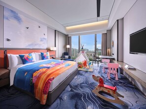 房內夾萬、書桌、手提電腦工作空間、遮光窗簾/窗簾