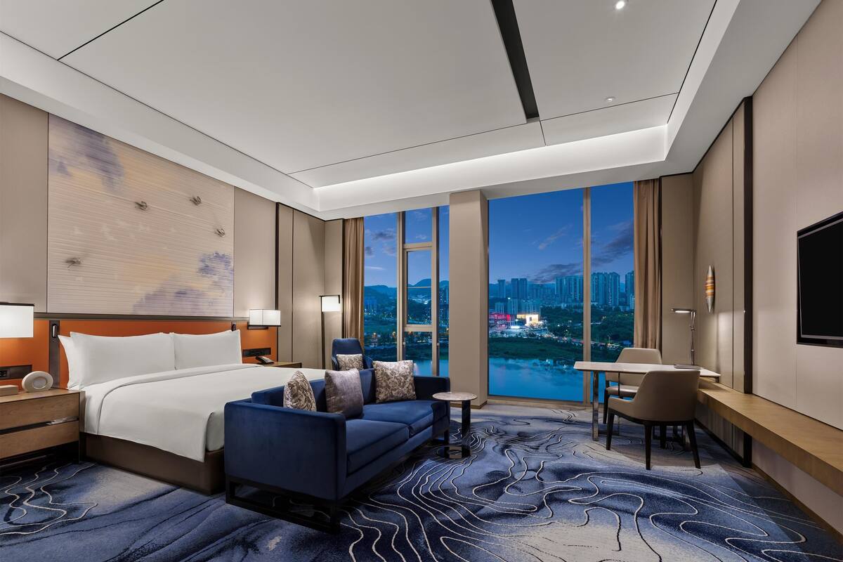 King Executive Premium Room | 1 bedroom, in-room safe, desk, laptop workspace