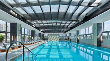 Indendørs pool, åben fra kl. 06.00 til kl. 22.00, parasoller, liggestole