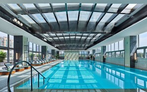 Alberca techada, acceso de 06:00 a 22:00, y sombrillas en la alberca 