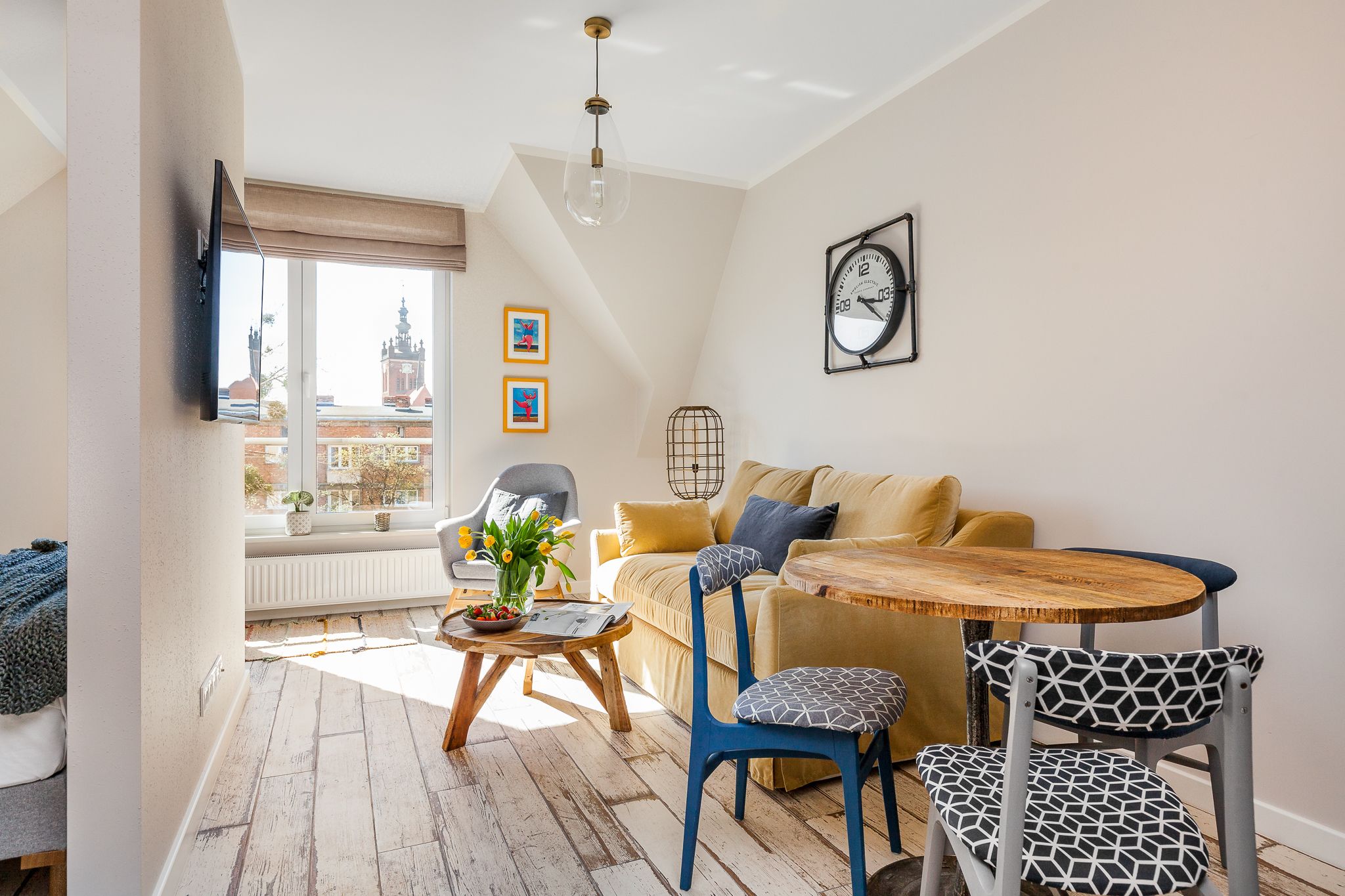 Design-Apartment, Stadtblick | Wohnbereich | 55-Zoll-Flachbildfernseher mit Kabelempfang, Fernseher