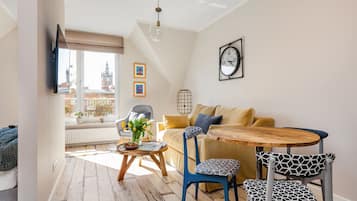 Design-Apartment, Stadtblick | Wohnbereich | 55-Zoll-Flachbildfernseher mit Kabelempfang, Fernseher