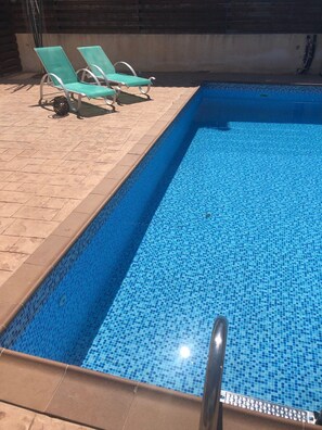 Seasonal outdoor pool, pool umbrellas, sun loungers - Stylianos Villa (Paralimni)