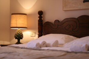 Triple Room, 1 Queen Bed with Sofa bed | Desk, laptop workspace, free WiFi, bed sheets - Torino Guest House (Turin)