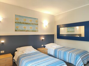 Chambre avec lits jumeaux | Bureau, espace de travail pour ordinateur portable, Wi-Fi gratuit