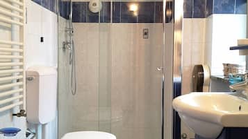 Chambre Double ou avec lits jumeaux, 1 grand lit | Salle de bain | Douche, douche à « effet pluie », sèche-cheveux, bidet